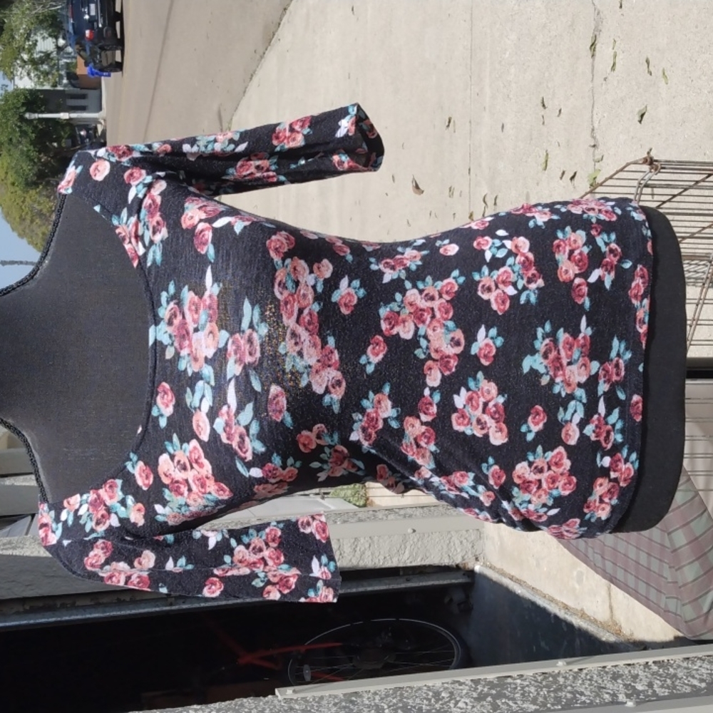 Kirra off shoulder short sleeve black shirt with pink flowers XS
